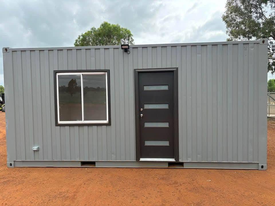 Available Containers 20 ft farm house(equiped) r48,000