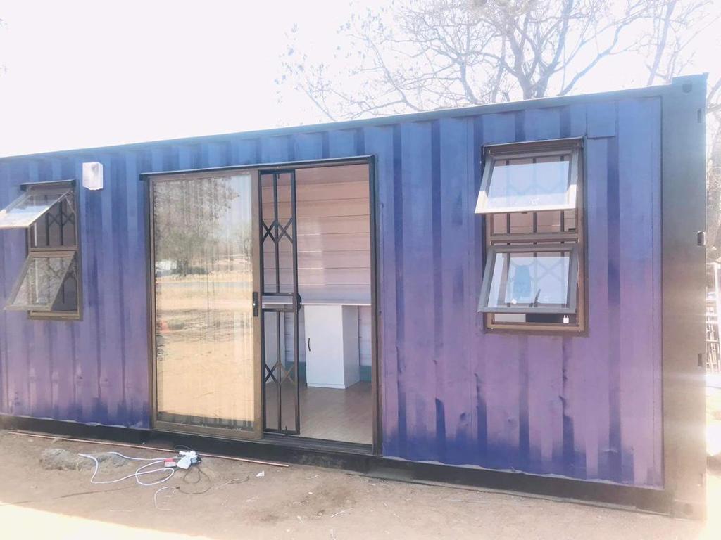 Available Containers 20ft modified salon r38,000